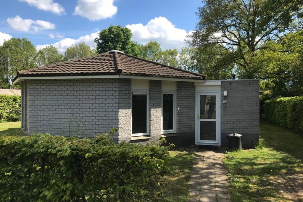 Rustig Gelegen Bungalow In Mooi Havelte エクステリア 写真